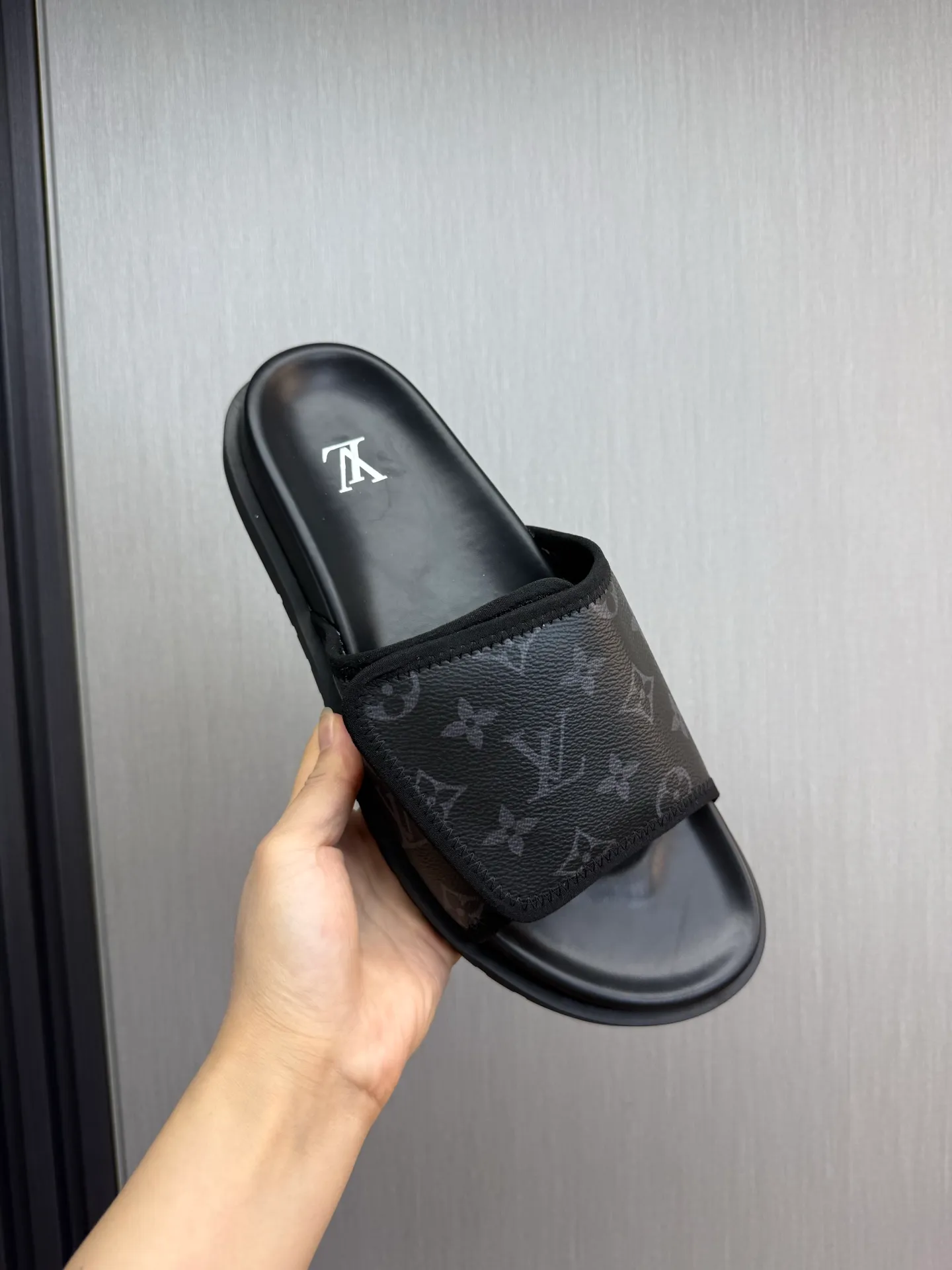 Men's shoes 💰340💰 ▪️LV's popular Little Red Book popular slippers hot sale: 1 shipment✅ Super textured and comfortable slippers, original TPU outsole. Authentic counter box drawer box packaging 🎁Size 38-45